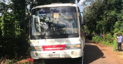 Xe đưa đón học sinh quên đóng cửa, nam sinh lớp 6 văng xuống đường tử vong