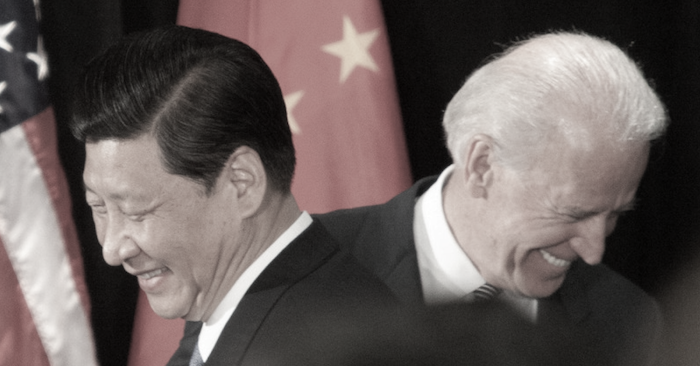 Ông Joe Biden và ông Tập Cận Bình (ảnh chụp màn hình Breaking Latest News). Dự kiến vào ngày 15/11/2021, ông Biden sẽ ký ban hành kế hoạch chi tiêu khổng lồ mà thời báo Hoàn Cầu châm biếm là làm lợi cho Trung Quốc.