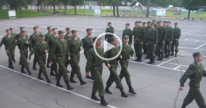 Những người lính Nga bắt nhịp hành quân bằng bài hát Barbie Girl