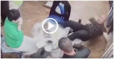 Clip: Mất bữa cơm vì cười té ghế khi nghe điện thoại