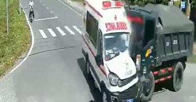 Xe cấp cứu chở bệnh nhân Covid-19 va chạm với xe ben, 4 người trọng thương