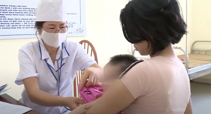 Đầu tháng 11/2021 huyện Quốc Oai, Hà Nội tiêm nhầm vắc xin Covid-19 cho 18 trẻ dưới 7 tháng tuổi