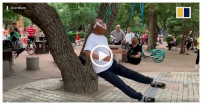 Video: Người lớn tuổi Trung Quốc chữa đau cổ bằng cách lạ kỳ
