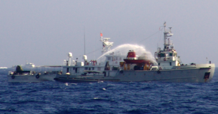 Tàu Trung Quốc phun vòi rồng vào một tàu Việt Nam (ảnh chụp màn hình Vnexpress). Ngày 16/11/2021, 3 tàu hải cảnh Trung Quốc phun vòi rồng vào 2 tàu Philippines, khiến Manila phản ứng gay gắt.