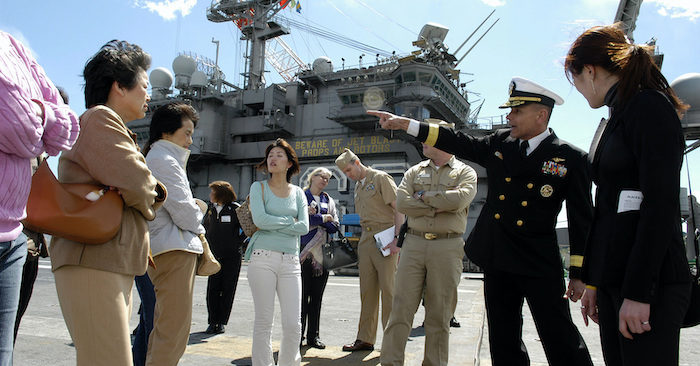 Giới quan sát cho rằng quan hệ hợp tác Việt Nam - Nhật Bản sẽ củng cố vị thế của Việt Nam trước mối đe dọa từ Trung Quốc. Chuẩn đô đốc hải quân Mỹ Douglas McClain, trả lời câu hỏi cho các thành viên của Hiệp hội các bà vợ người Mỹ gốc Nhật (JAWA) trong chuyến tham quan Tàu sân bay USS KITTY HAWK tại Căn cứ Hải quân Yokosuka, Nhật Bản (ảnh: Hải quân Mỹ).