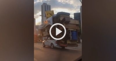 Video: Xe bán tải chở ‘núi đồ’ trên đường