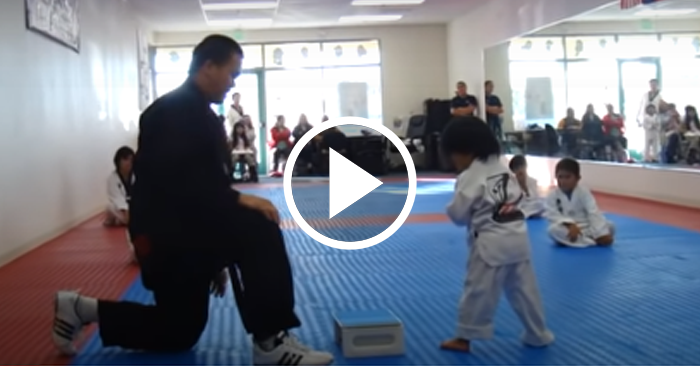 Video: Môn sinh Taewondo 3 tuổi đập bể tấm bảng và nhận chiếc đai đầu tiên trong lớp học võ