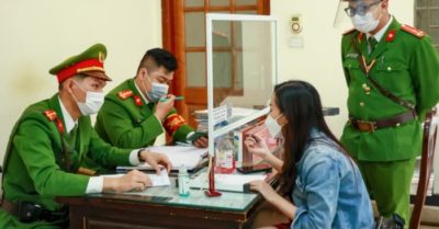 Không đeo khẩu trang khi chụp ảnh check-in, cô gái bị phạt 2 triệu đồng