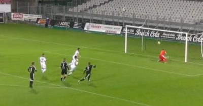 Video: Trong vòng 7 giây, thủ môn 3 lần cứu thua cho đội nhà