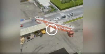 Video: Khoảnh khắc tài xế container lùi xe siêu đỉnh