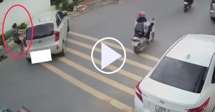 Video: Nữ tài xế gây sửng sốt khi để ôtô tự lái trên đường phố đông đúc