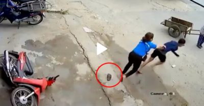 Video: Nam thanh niên chạy mất dép khi bị cô gái bắt quả tang trộm xe máy