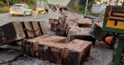 Xe đầu kéo làm rơi nhiều khối bê tông lớn, đè chết người đi đường