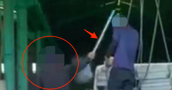 Người đàn ông bên phải là thực tập sinh Việt Nam, bị một đồng nghiệp Nhật Bản đánh vào đầu (ảnh chụp từ video do Kyodo News đăng tải).
