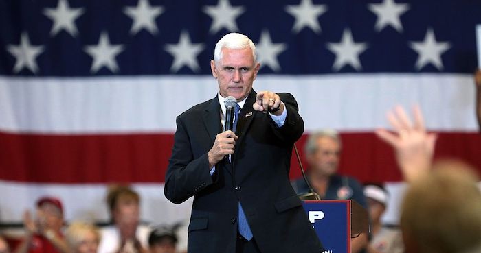 Thống đốc Mike Pence phát biểu với những người ủng hộ tại một cuộc mít tinh vận động tranh cử cho ông Donald Trump tại Trung tâm Hội nghị Phoenix ở Phoenix, Arizona, Mỹ ngày 2/8/2016 (ảnh: Gage Skidmore). Ông Pence kêu gọi thế giới chống lại sự hung hăng ngày càng tăng của chính quyền Trung Quốc.