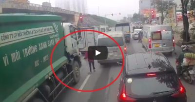 Video: Người phụ nữ bị xe rác cuốn vào gầm và cảnh tượng khó tin xảy ra sau đó