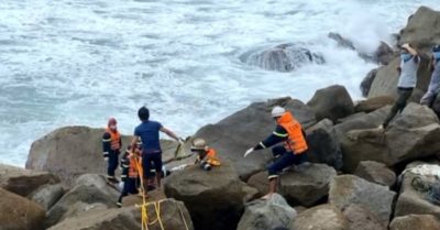Đứng trên ghềnh đá chụp ảnh, 4 du khách bị sóng cuốn