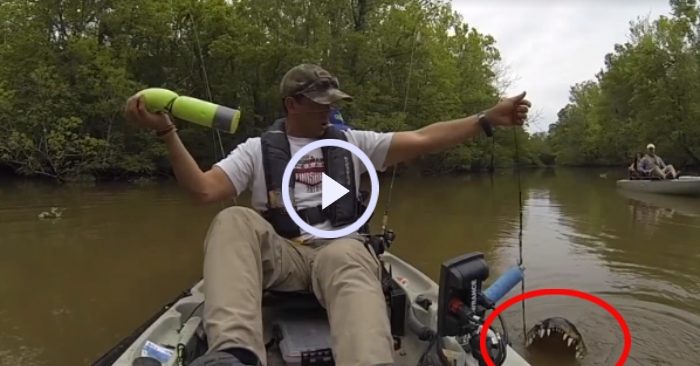 Video: Người đàn ông bỏ chạy khi câu được loài cá khủng