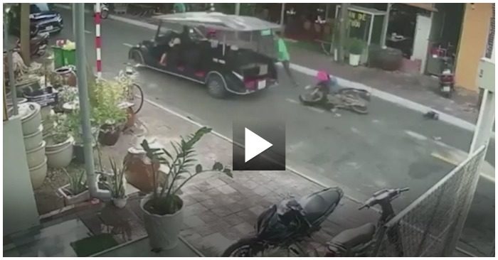 Khoảnh khắc bé gái ngồi trên ghế lái chiếc xe lao giữa phố (ảnh chụp màn hình video).