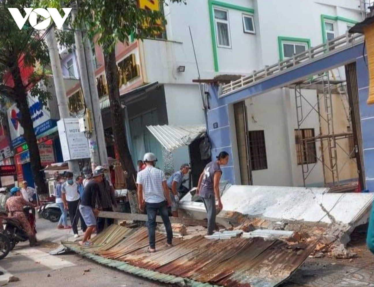 Ngồi tránh nắng, 2 công nhân bị tường sập đè thương vong