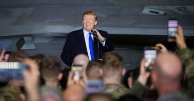 Ông Trump ‘về vườn’ vẫn khiến Đảng Dân chủ lung lay