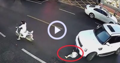 Video: Bé gái bị ôtô cuốn vào gầm, hàng chục người hợp sức nâng xe giải cứu