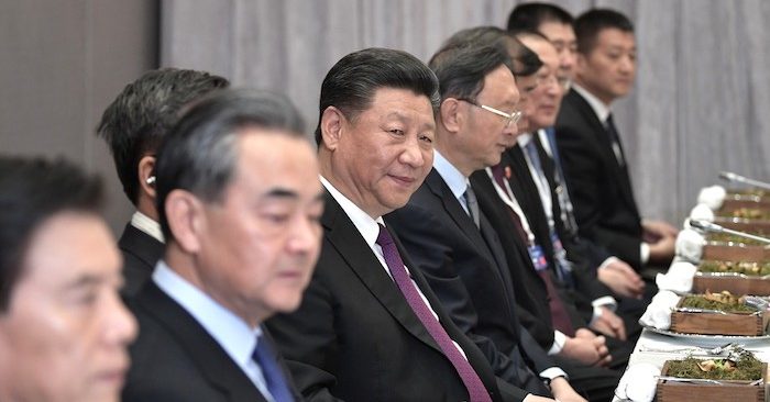 Giới quan sát cho rằng kinh tế Trung Quốc còn xa mới đạt được vị trí số 1 thế giới. Chủ tịch Trung Quốc Tập Cận Bình trong cuộc họp với giới chức Nga năm 2018 (ảnh: Wikimedia Commons).