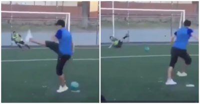 Clip: Cầu thủ xoay người lừa thủ môn, đưa bóng vào lưới nhẹ nhàng bằng gót chân