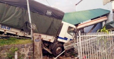 Xe tải mất thắng lao vào đám cưới, khách dự tiệc tháo chạy