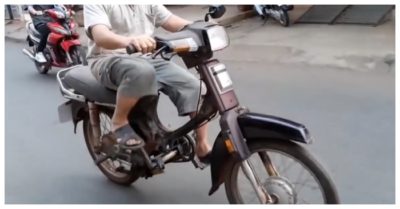 Video: Xe máy chạy bằng ‘cơm’ vì giá xăng tăng