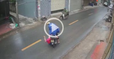 Video góc cảnh báo: Áo mưa cuốn vào bánh xe, em nhỏ ngồi sau bị kéo ngã xuống đường