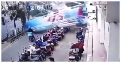 Video: Tấm biển quảng cáo rơi đè trúng hàng chục xe máy