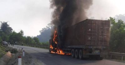 Video: Xe container chở gỗ bốc cháy ngùn ngụt trên đường HCM