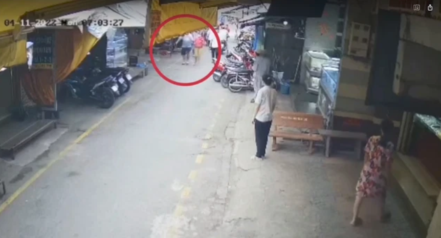 Chạy bộ đi cướp tiệm vàng, nữ thủ phạm bị bắt sau 20 giây