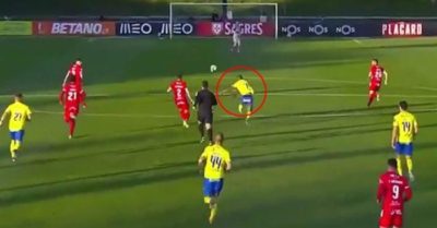 Video: Cầu thủ tung cú sút khoảng cách 65m lập ‘siêu phẩm mà Pele phải mơ ước’