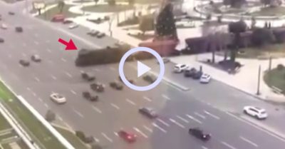 Video: Tàu hỏa bất ngờ lao qua đường cao tốc tấp nập xe đang chạy