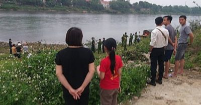 Hai anh em họ ra bờ sông chơi thì gặp nạn, khiến 1 người chết, người còn lại đang mất tích