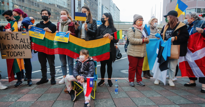 Những người biểu tình bên ngoài Ủy ban phối hợp Moscow-Đài Bắc ở Đài Bắc, Đài Loan ngày 25/2/2022, ngay sau khi Nga xâm lược Ukraine (ảnh chụp màn hình NurPhoto). Giới quan sát cho rằng Đài Loan có thể rút kinh nghiệm từ Ukraine để chống lại nguy cơ xâm lược từ Trung Quốc.