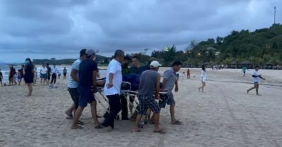 Bình Thuận: 4 du khách bị sóng cuốn khi tắm biển Mũi Né