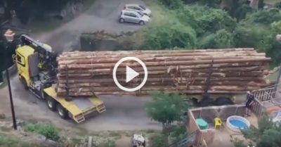 Video: Tài xế container lái xe chở gỗ qua cầu hẹp