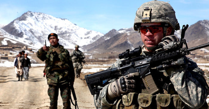 Quân đội Mỹ và Afghanistan tuần tra ở tỉnh Wardak, Afghanistan vào ngày 17/2/2010 (ảnh: Quân đội Mỹ).