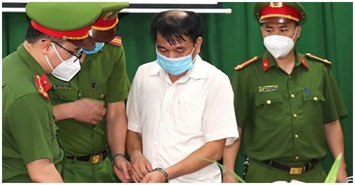 Cảnh sát bắt giữ ông Nguyễn Trần Tuấn (ảnh: TTXVN)