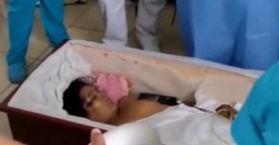 ‘Người chết’ gõ nắp quan tài khi đang trên đường tới lò hỏa thiêu