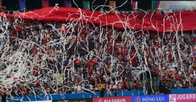 ‘Mong CĐV đừng ném giấy vệ sinh xuống sân Việt Trì nữa, trời mưa gỡ khổ lắm’