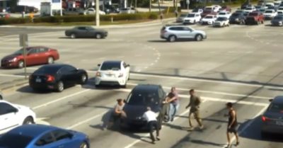 Video: Người đi đường xúm vào chặn ôtô của tài xế bất tỉnh đang chạy qua ngã tư