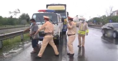 Tài xế tố ‘bị CSGT đánh gãy xương sườn’: Bị phạt 47,5 triệu, tước giấy phép lái xe