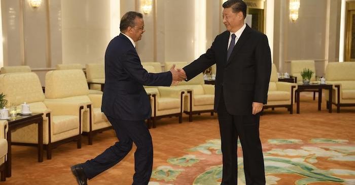 Giám đốc WHO Tedros Adhanom Ghebreyesus vội vã tới bắt tay Chủ tịch Trung Quốc Tận Bình (ảnh chụp màn hinh AP).