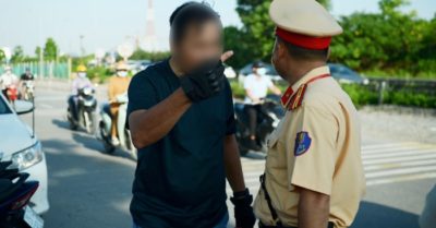 Vô tư chạy xe vào đường cấm, tài xế tự xưng  Phó Trưởng khoa Bệnh viện K