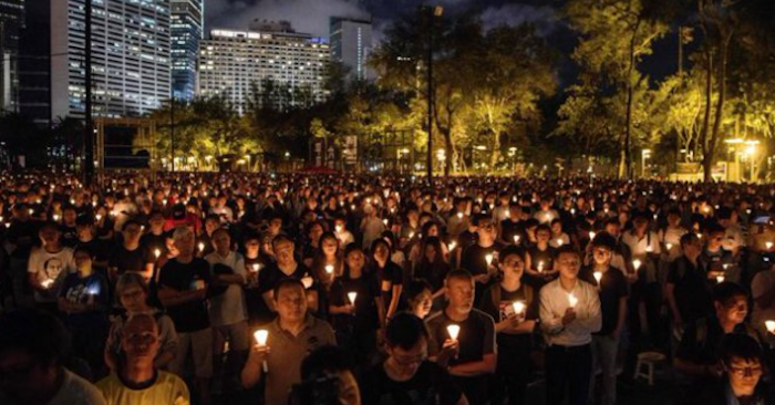 Một buổi thắp nến tưởng niệm các nạn nhân vụ Thảm sát Thiên An Môn được tổ chức tại Hồng Kông (ảnh chụp màn hình Twitter).