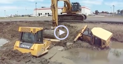 Video: Máy xúc khổng lồ giải cứu 2 máy ủi kẹt ở dưới kênh trong một nốt nhạc